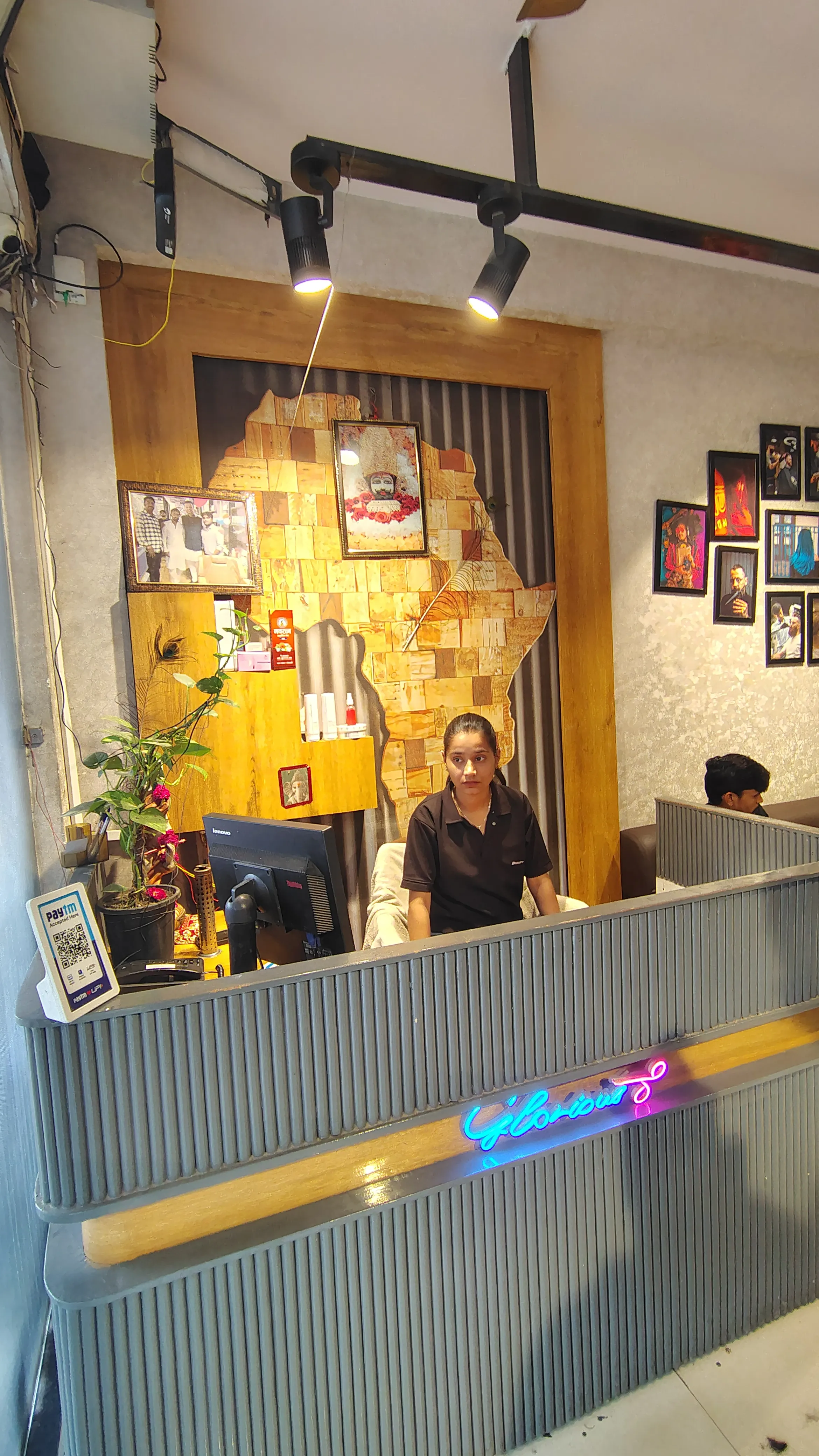 THE GLORIOUS HAIR STUDIO UNISEX SALON