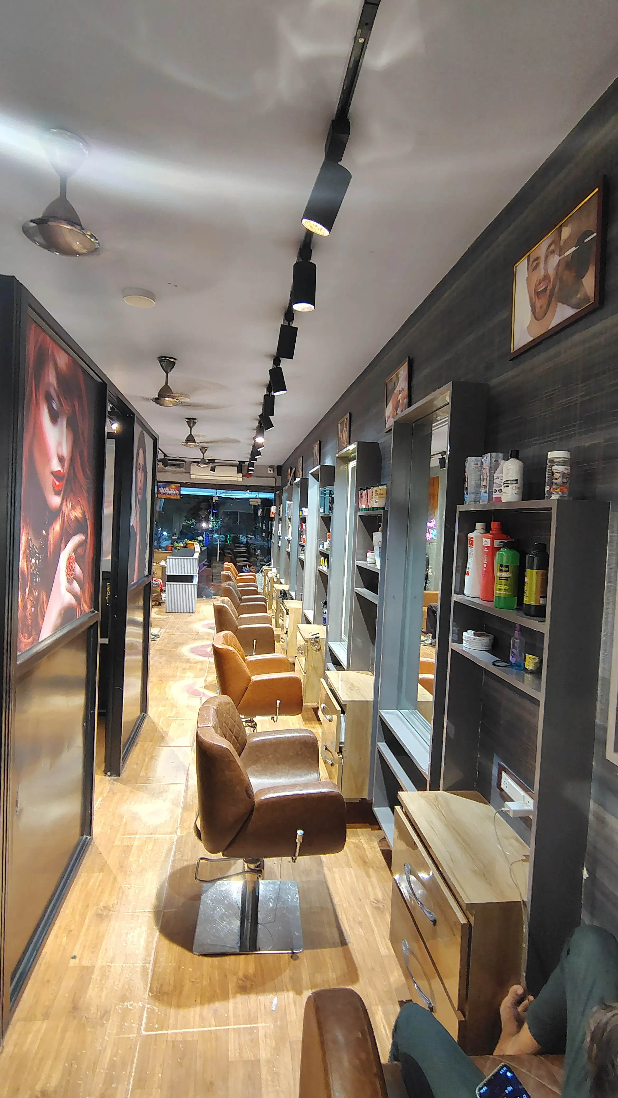 THE GRACIOUS HAIR STUDIO