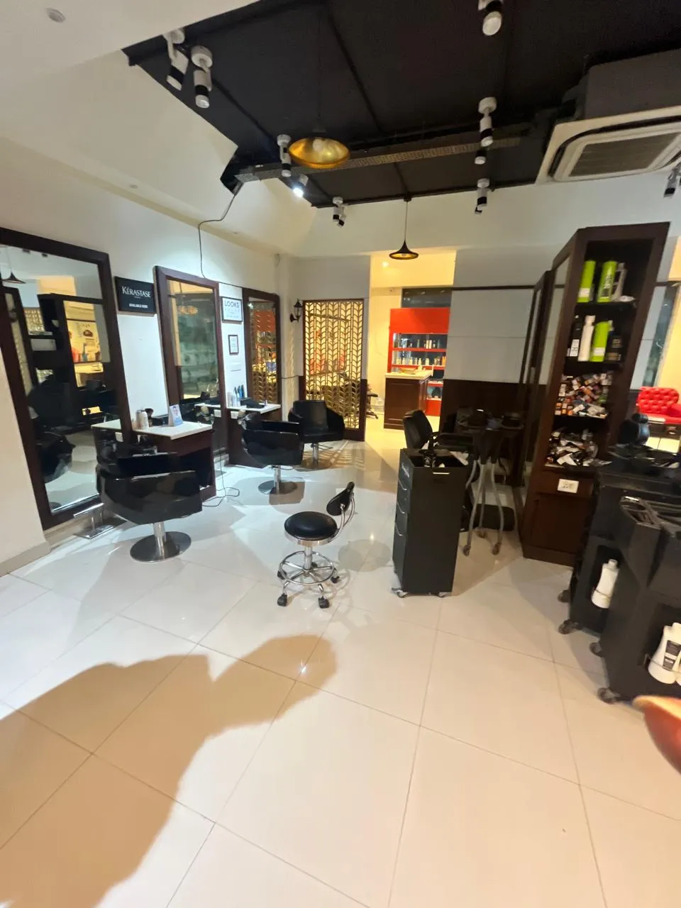 Mr. Looks Unisex Salon